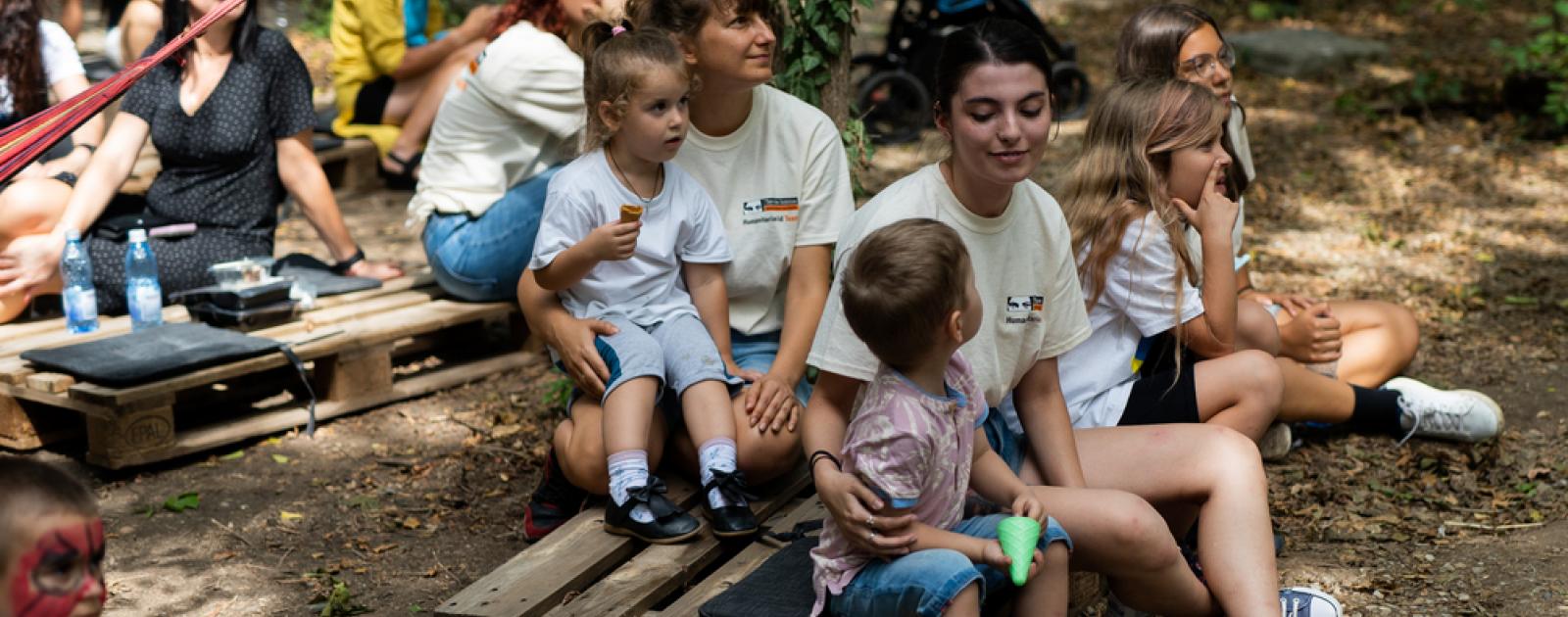 Voluntarii Terre des hommes Romania si copiii participa la evenimentul Prietenia aduce bucurie