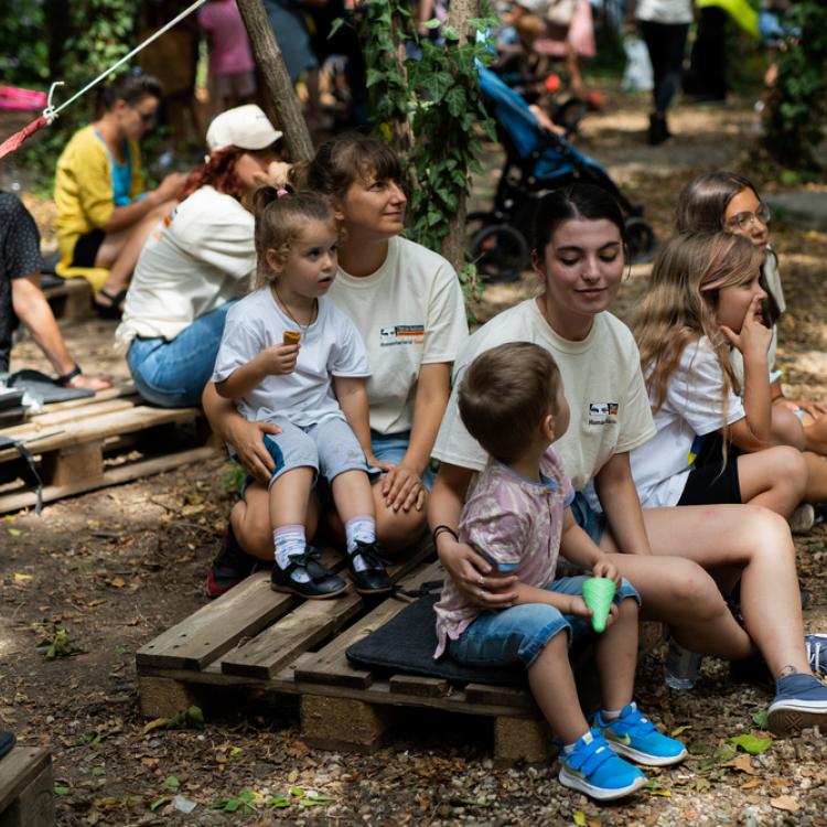 Voluntarii Terre des hommes Romania si copiii participa la evenimentul Prietenia aduce bucurie