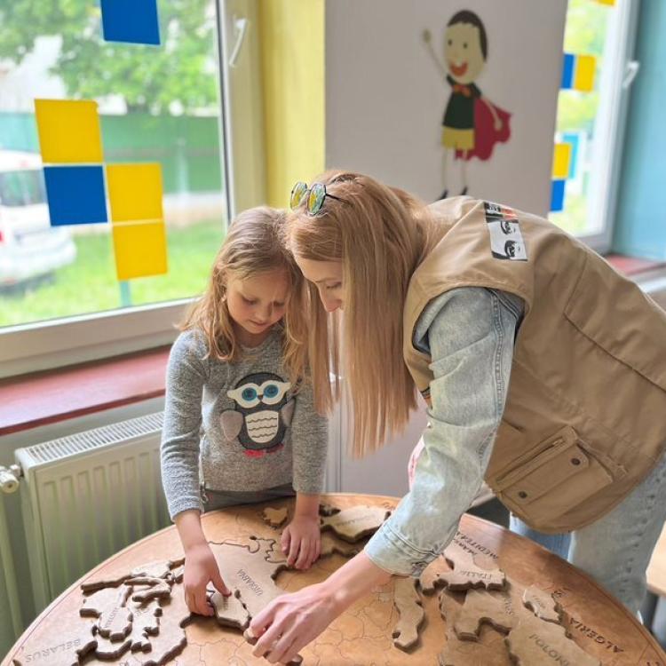 Copil ucrainean face un puzzle